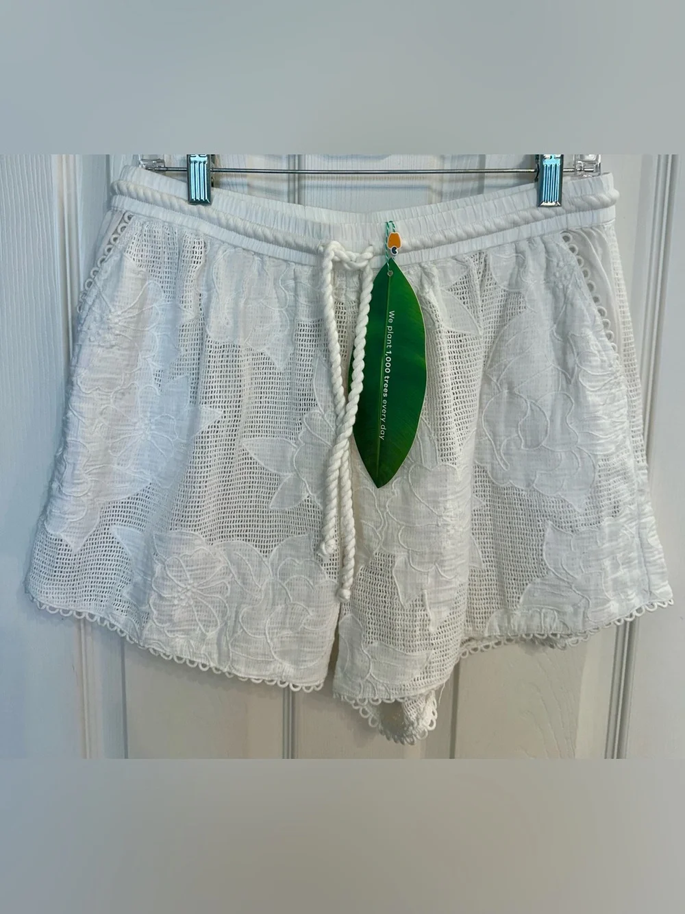 Farm Rio Women's White Embroidered Cotton Drawstring Shorts Size M NWT $160 - Picture 10 of 12